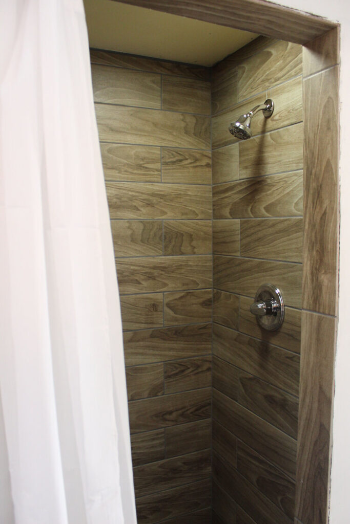 Grooms+Cabin+1 shower in groom's cabin
