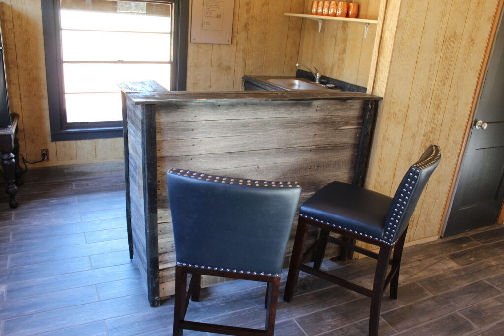 Grooms+Cabin+7 mini bar in groom's cabin